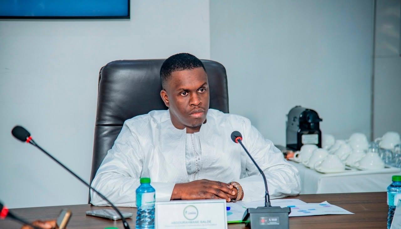 Abdourahmane Baldé, en boubou blanc, présidant le conseil d’administration de la Fondation LONASE